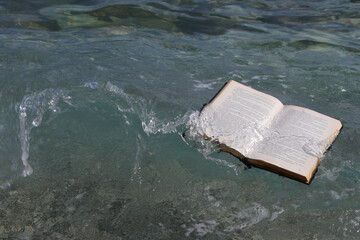 offenes Buch im Wasser