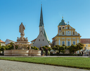 Kapellplatz in Altötting bei Sonne,  Stiftskirche und Gnadenkapelle,Brunnen