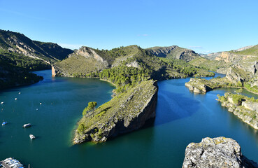 bonito lago de aguas azules