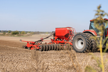 Obraz premium Tractor cultivating soil and preparing a field for planting