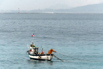 Bateau de pêche en  mer
