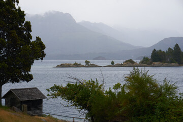 Obraz premium CABAÑA DE MADERA EN PLAZA, ISLA VICTORIA, LAGO NAHUEL HUAPI, CIUDAD DE BARILOCHE, PROVINCIA DE RIO NEGRO, ARGENTINA, PAISAJES DE LA PATAGONIA