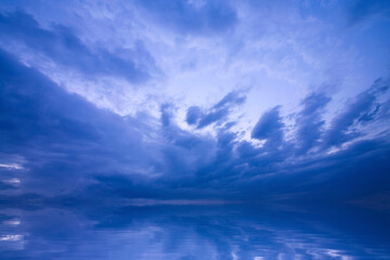 水面に映る空と雲