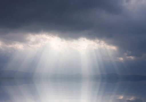 雲の切れ間から差し込む光の反射 © Paylessimages