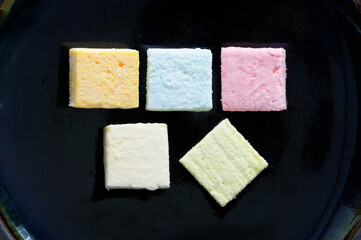 紺色の皿の上のフランス菓子、ギモーヴ