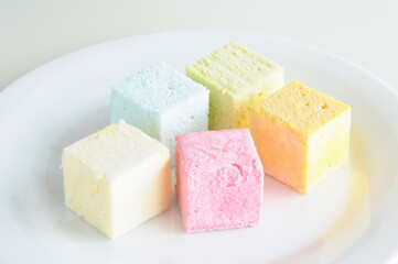 白い皿の上のフランス菓子ギモーヴ