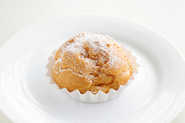 白い皿の上のシュークリーム