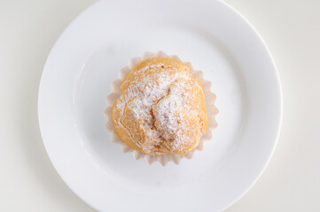 白い皿の上のシュークリーム