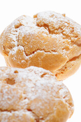 白バックにシュークリームのアップ