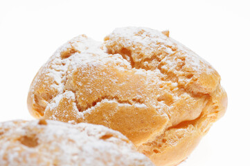 白バックにシュークリームのアップ