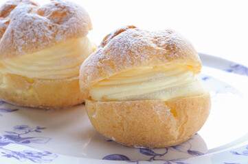 皿の上のシュークリーム2個
