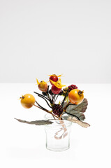 白バックに造花のアレンジ