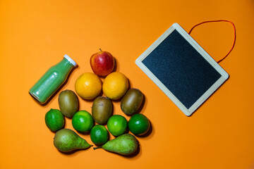 Smoothie zielone z tabliczka i piramidą owocową.