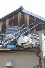 街角のゴミ屋敷と屋根の上のゴミ