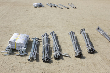 仮設テントの組み立て準備