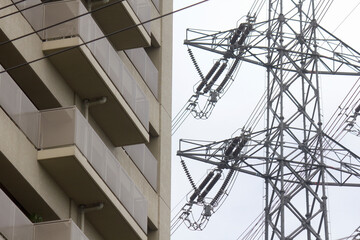 高圧電線に密接したマンション