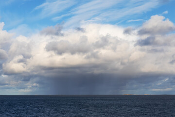 Naklejka na ściany i meble Große Regenwolke mit Fallstreifen über dem Atlantik vor Norwegen, Europäisches Nordmeer. Cumuluswolke mit Niederschlag