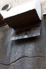 飲食店の油で汚れた排気口