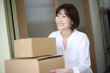 宅配物を受け取る女性