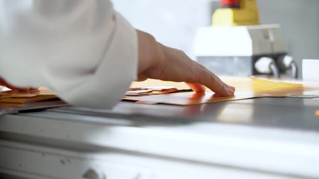 Pessoa em f&aacute;brica na linha de produ&ccedil;&atilde;o a mover caixas