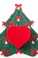 クリスマスプレゼントの赤いハートの小箱