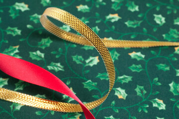 クリスマスの金色と赤いリボン