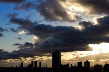 Fototapeta na wymiar 黒い雲が覆う冬の空