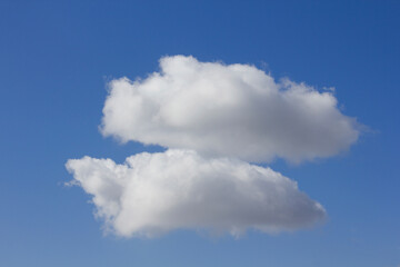 青空にぽっかり浮いた白い雲