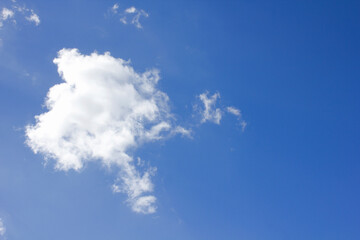 Naklejka na ściany i meble 青空にぽっかり浮いた白い雲