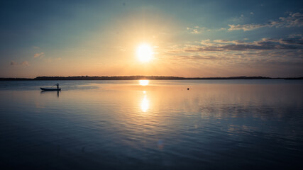 Naklejka premium Nascer do sol na lagoa