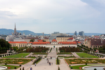 Fototapeta na wymiar Jardín o parque del Palacio Belvedere y Museo en la ciudad de Viena, país de Austria