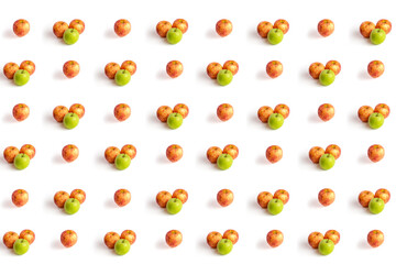 Patrón de manzanas orientadas en posicion horizontal sobre fondo blanco.