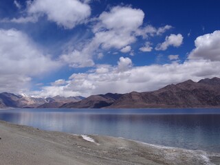 Beautiful lake and magnificent blue skies and mountains, Pangong tso (Lake), Durbuk, Leh, Ladakh, Jammu and Kashmir, India