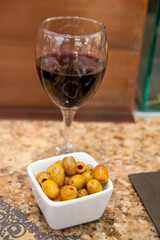 ワインとオリーブ