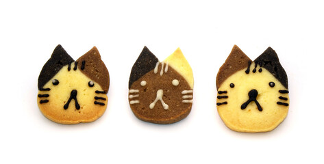 Cookies : cute kitten cookies isolated on white background. Homemade DIY food
