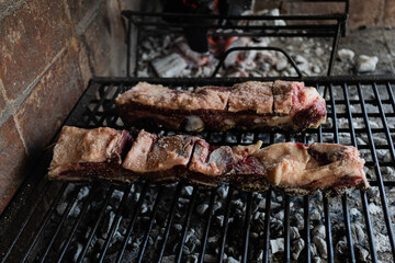 carne de vaca asada en parrilla a las brasas tipico y tradicional argentina cordoba reunion familiar 