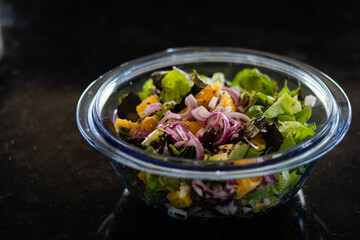 ensalada para asado de lechuga cebolla naranja y semillas 