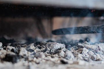 carne de vaca asada en parrilla a las brasas tipico y tradicional argentina cordoba reunion familiar 