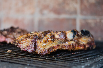 carne de vaca asada en parrilla a las brasas tipico y tradicional argentina cordoba reunion familiar 