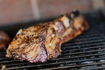 carne de vaca asada en parrilla a las brasas tipico y tradicional argentina cordoba reunion familiar 