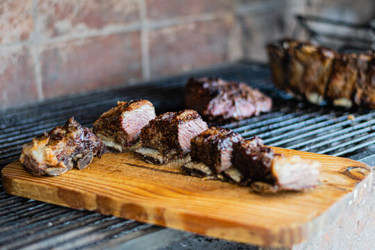 Carne De Vaca Asada En Parrilla A Las Brasas Tipico Y Tradicional Argentina Cordoba Reunion Familiar 