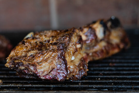 Carne De Vaca Asada En Parrilla A Las Brasas Tipico Y Tradicional Argentina Cordoba Reunion Familiar 