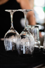 primer plano de manos lavando vajilla platos cubiertos copas de cristal esponja y jabon 