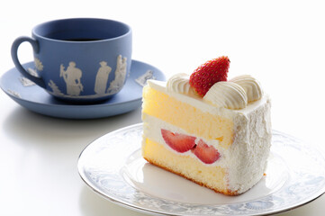 テーブル上のショートケーキとコーヒー