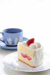 テーブル上のショートケーキとコーヒー