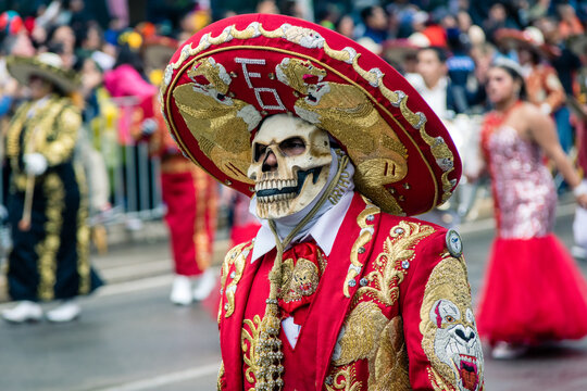mariachi vestido de calavera en mexico dia de muertos azteca