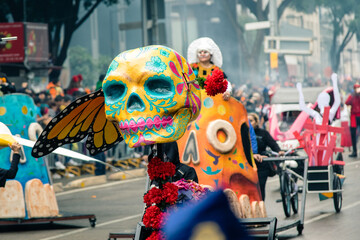 carro alegorico en festival con calavera de colores