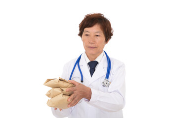 A female doctor in a white coat is giving Chinese medicine to a patient