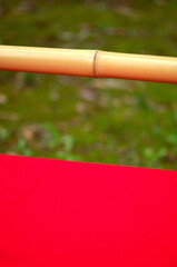 竹と赤い毛氈