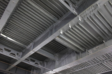 JR大阪駅の改修工事現場の天井の鉄骨
